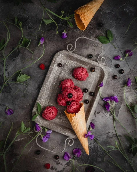 Helado Frambuesa Casero Sobre Fondo Gris Piedra — Foto de Stock