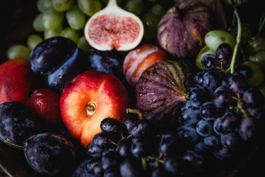 Taze olgun meyve yığınının yakın görünümü 