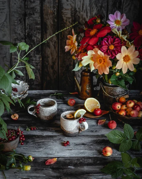 Čaj Citronem Bobulovinami Hrnci Dřevěném Stole Mezi Podzimními Květy Jablky — Stock fotografie