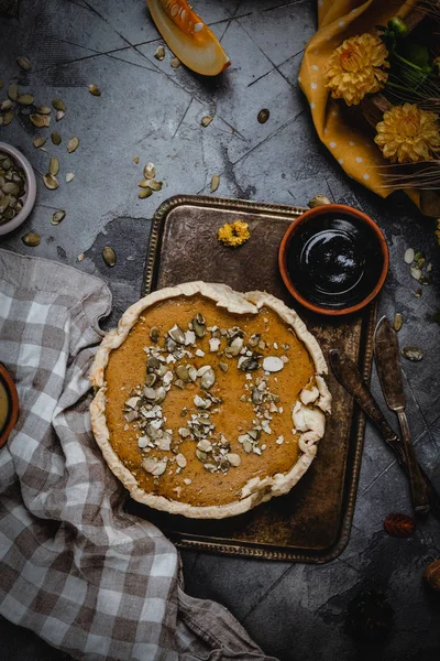 kabak pasta tekstil ile metal tepside kabak çekirdeği ile süslenmiş 