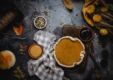 kabak pasta tekstil ile metal tepside kabak çekirdeği ile süslenmiş 