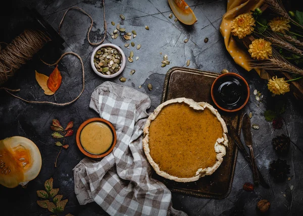 kabak pasta tekstil ile metal tepside kabak çekirdeği ile süslenmiş 