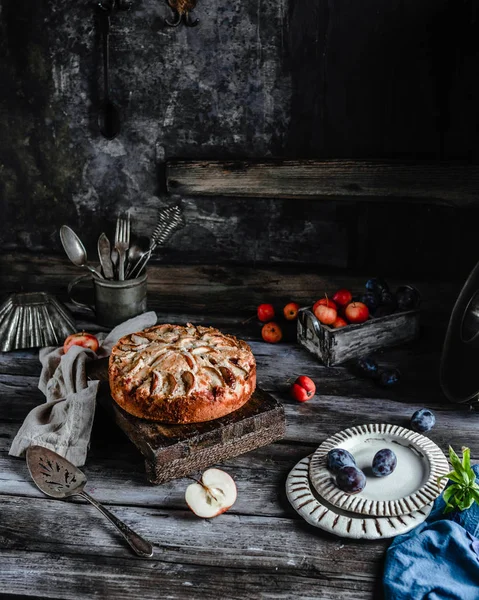 Вкусный Домашний Пирог Яблоками Посудой Старом Темном Столе — стоковое фото