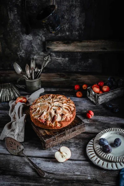 Delicioso Pastel Casero Con Manzanas Utensilio Vieja Mesa Oscura — Foto de Stock