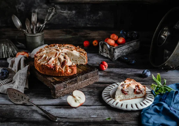 Вкусный Домашний Пирог Яблоками Посудой Старом Темном Столе — стоковое фото