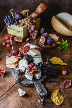 Peynirli incirli, üzümlü, jambonlu ve krakerli.