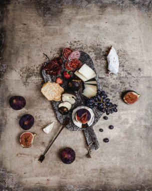 Peynirli incirli, üzümlü, jambonlu ve krakerli.