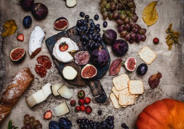 Peynirli incirli, üzümlü, jambonlu ve krakerli.