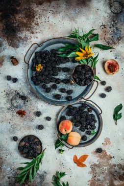 Erimiş eriklerle dolu bir kepçe