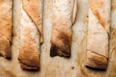 Yakın çekim desen geleneksel Bulgar ev Banitsa (pasta peynir ve yumurta ile) pişmiş. Gıda arka plan