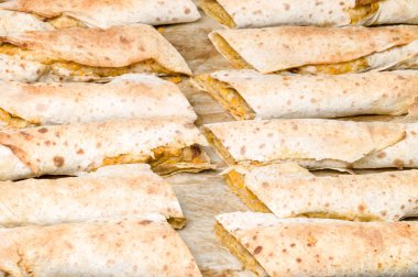 Yakın çekim desen geleneksel Bulgar ev Banitsa (pasta peynir ve yumurta ile) pişmiş. Gıda arka plan