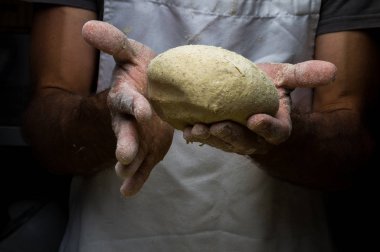 Erkek eller hamur yoğurur un serpilmiş, yakın plan.