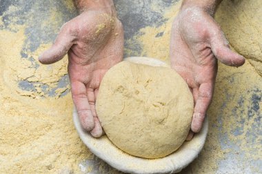 Erkek eller hamur yoğurur un serpilmiş, yakın plan.
