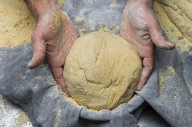 Erkek eller hamur yoğurur un serpilmiş, yakın plan.