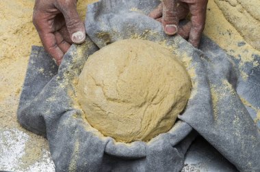 Erkek eller hamur yoğurur un serpilmiş, yakın plan.