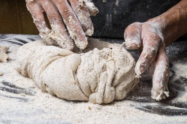 Erkek eller hamur yoğurur un serpilmiş, yakın plan.