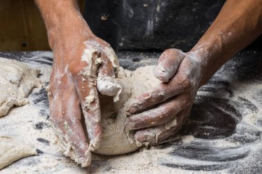 Erkek eller hamur yoğurur un serpilmiş, yakın plan.