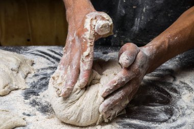 Erkek eller hamur yoğurur un serpilmiş, yakın plan.