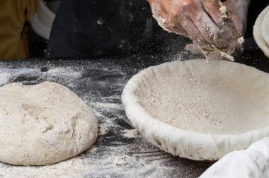 Erkek eller hamur yoğurur un serpilmiş, yakın plan.