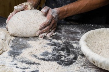Erkek eller hamur yoğurur un serpilmiş, yakın plan.