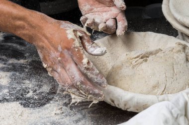 Erkek eller hamur yoğurur un serpilmiş, yakın plan.