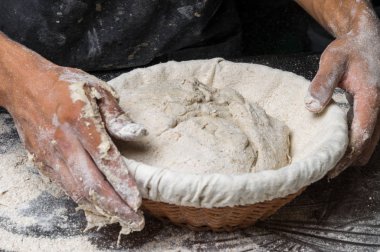 Erkek eller hamur yoğurur un serpilmiş, yakın plan.