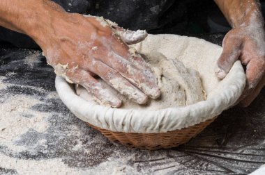 Erkek eller hamur yoğurur un serpilmiş, yakın plan.