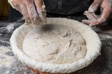 Erkek eller hamur yoğurur un serpilmiş, yakın plan.