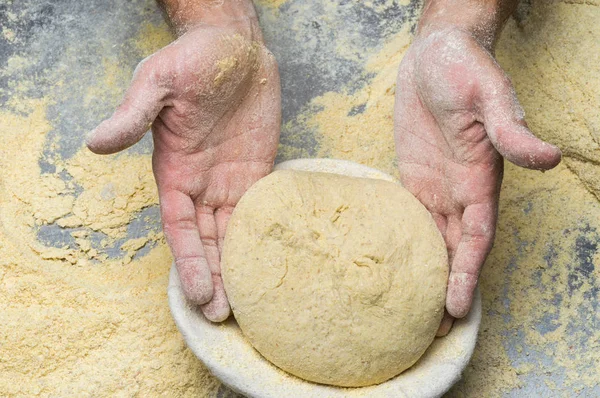 Erkek eller hamur yoğurur un serpilmiş, yakın plan.