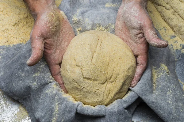 Erkek eller hamur yoğurur un serpilmiş, yakın plan.