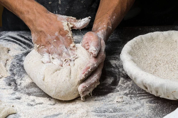 Erkek eller hamur yoğurur un serpilmiş, yakın plan.