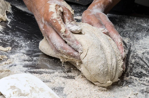 Erkek eller hamur yoğurur un serpilmiş, yakın plan.