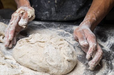 Erkek eller hamur yoğurur un serpilmiş, yakın plan.