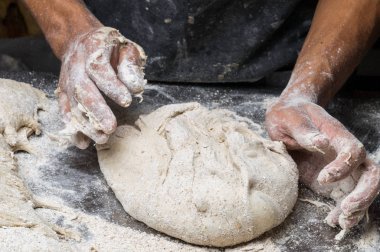 Erkek eller hamur yoğurur un serpilmiş, yakın plan.
