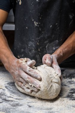 Erkek eller hamur yoğurur un serpilmiş, yakın plan.