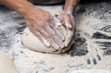 Erkek eller hamur yoğurur un serpilmiş, yakın plan.