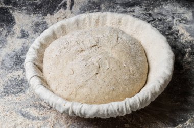 Erkek eller hamur yoğurur un serpilmiş, yakın plan.