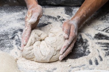 Erkek eller hamur yoğurur un serpilmiş, yakın plan.