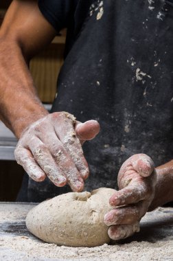 Erkek eller hamur yoğurur un serpilmiş, yakın plan.