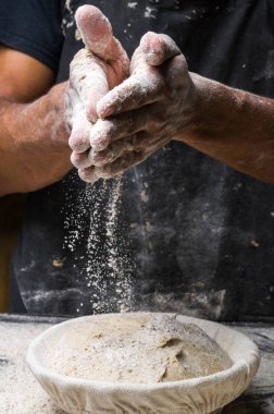 Erkek eller hamur yoğurur un serpilmiş, yakın plan.