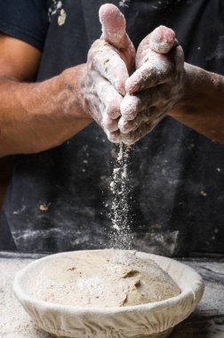 Erkek eller hamur yoğurur un serpilmiş, yakın plan.