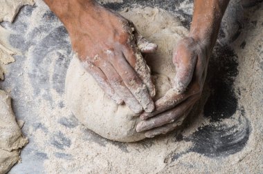 Erkek eller hamur yoğurur un serpilmiş, yakın plan.