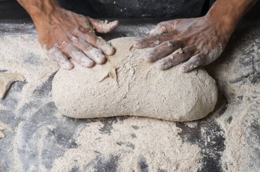 Erkek eller hamur yoğurur un serpilmiş, yakın plan.