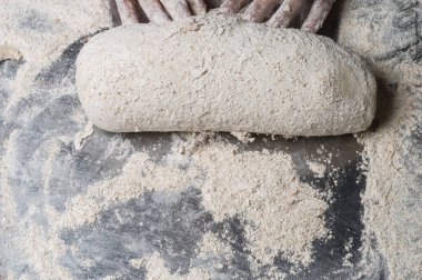 Erkek eller hamur yoğurur un serpilmiş, yakın plan.