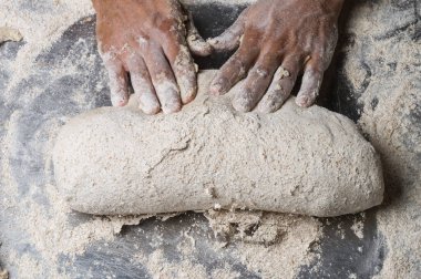Erkek eller hamur yoğurur un serpilmiş, yakın plan.