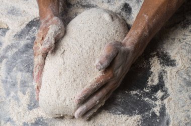 Erkek eller hamur yoğurur un serpilmiş, yakın plan.