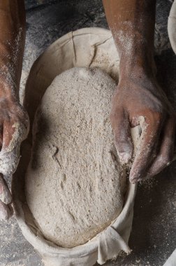Erkek eller hamur yoğurur un serpilmiş, yakın plan.