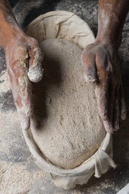 Erkek eller hamur yoğurur un serpilmiş, yakın plan.