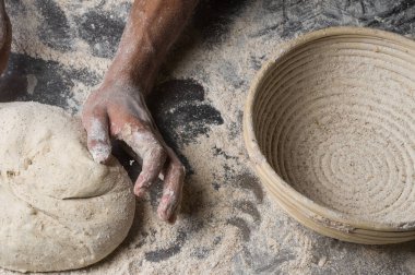 Erkek eller hamur yoğurur un serpilmiş, yakın plan.