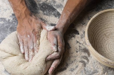 Erkek eller hamur yoğurur un serpilmiş, yakın plan.